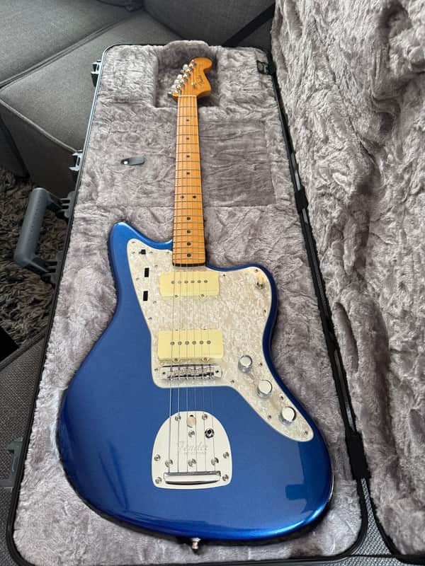 Fender American Ultra Jazzmaster with Maple Fretboard 2019 - 2025 - Cobra Blue