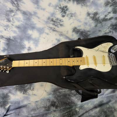 Vintage 1998 Silvertone Revolver Model SS-10BK Strat Style Electric Guitar New Strings Pro Setup Gigbag image 13