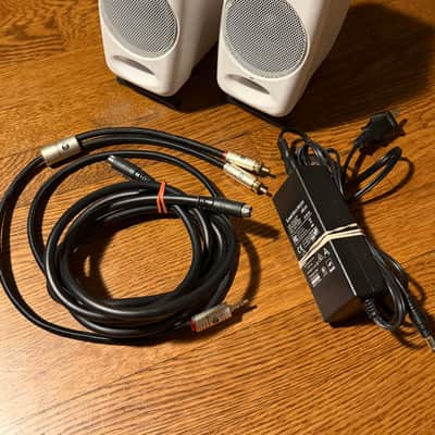 iLoud Speaker Set With Cables & Accessories White image 2