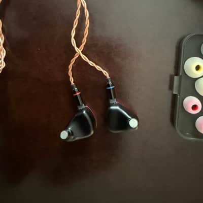 Symphonium Audio Crimson In-Ear Monitors - Black Anodized Aluminium / Forged Carbon image 3