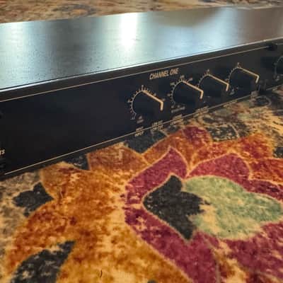 dbx 223 Stereo 2-Way / Mono 3-Way Crossover image 3