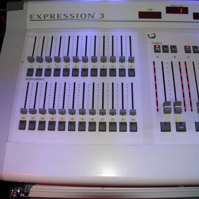 ETC Expression 3 2010's -Electronic Theatre Controls lighting console image 2