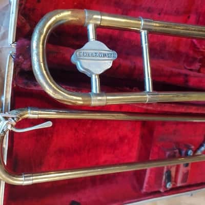 Holton TR602 Trombone with mouthpiece and case, USA. Good condition image 3