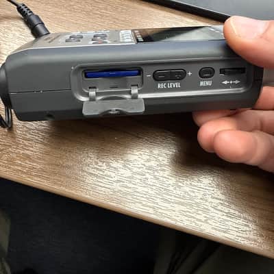 Zoom H4N Handy Recorder - includes AC adapter, wired remote, 16GB SD card, and Pelican 1060 Case image 8