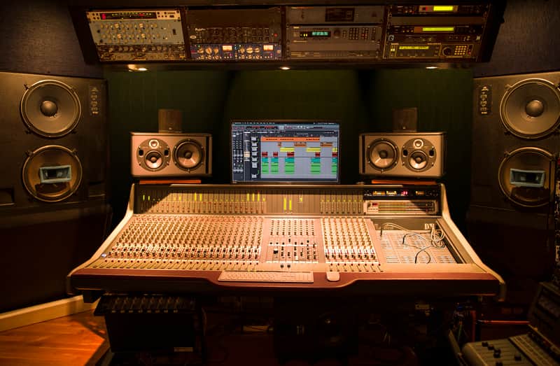 D&R Marilon 32/24/2 in-line, studio recording & mixing desk image 1