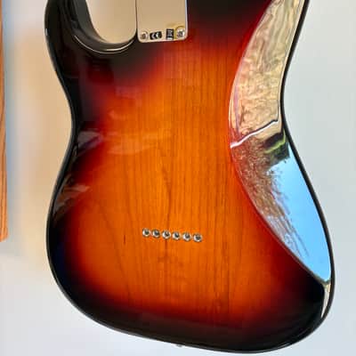 Fender Robert Cray Artist Series Signature Stratocaster 2003 - Present - 3-Color Sunburst image 8
