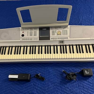 Yamaha Portable Grand DGX-305 76 key digital piano - Silver