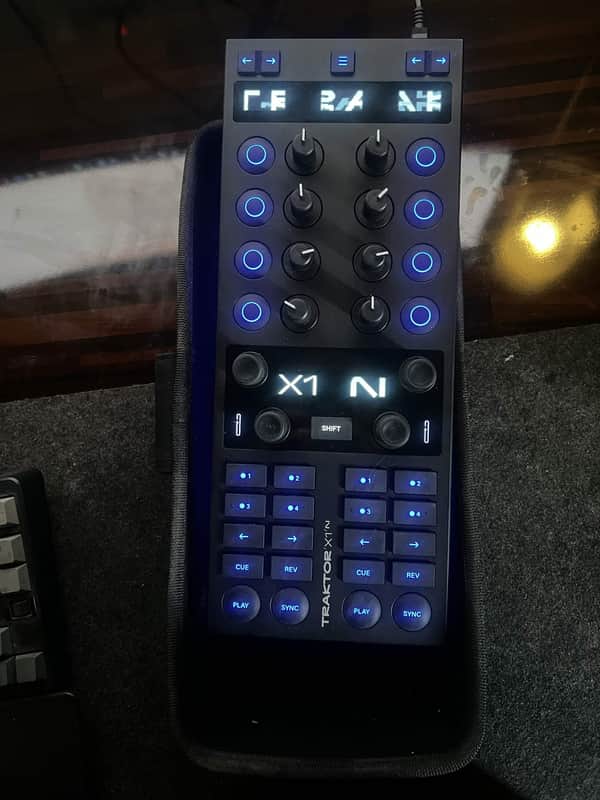 Native Instruments Traktor X1 MK3 + bag ( Like new ) image 1