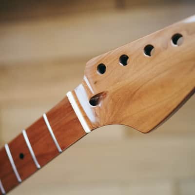 Stratocaster Neck – Roasted Maple | 22 Frets | Light Gloss Finish | Bone Nut imagen 5