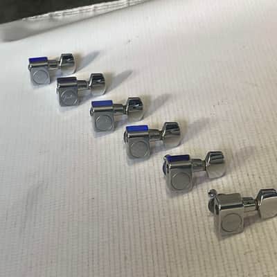 1990's Era USA Fender Logo American Stratocaster Guitar Chrome Staggered Tuners Tuning Pegs 6 In Line image 3