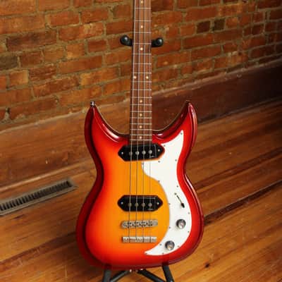 Godin Dorchester 4 Short Scale Bass 2017 Cherry Burst image 3