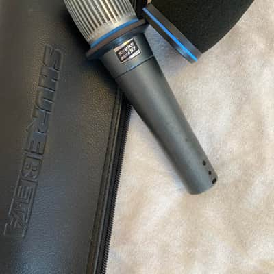 Shure BETA 57 Supercardioid Dynamic Microphone with Magnetic Windscreen and Case image 2
