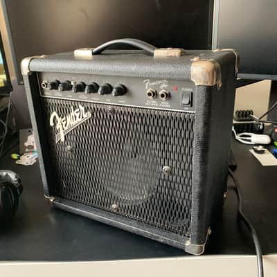 Fender Frontman 15 2-Channel 15-Watt 1x8" Guitar Practice Amp 1997 - 2002 image 2