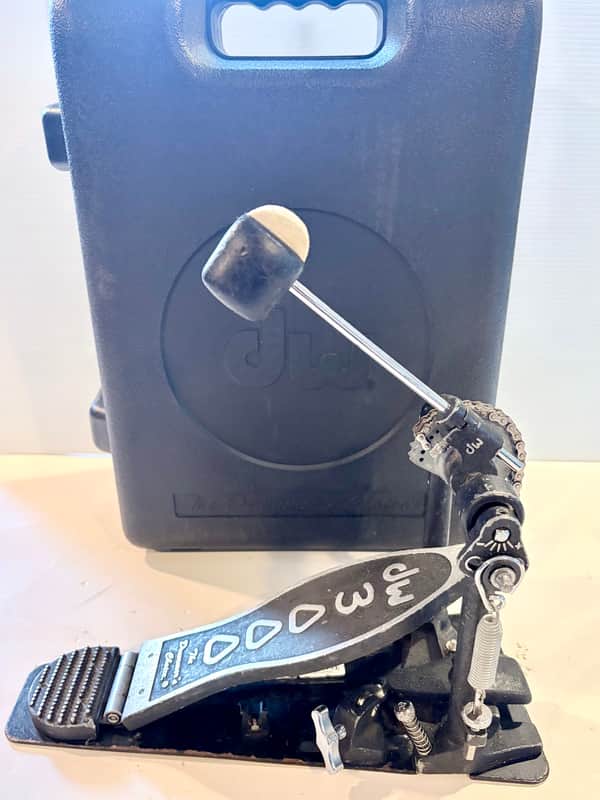 DW 3000 Series Single Bass Drum Pedal DWCP3000 Dual Chain with Hard Case. Note: Case does not latch on. image 1