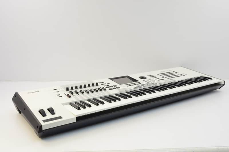 Yamaha MOTIF XF7 76-Key Music Workstation Special Edition White w