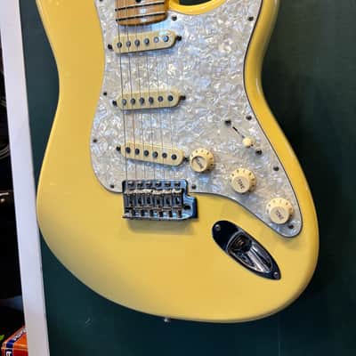 Fender Deluxe Roadhouse Stratocaster with Maple Fretboard 2014 - 2015 - Vintage White image 3