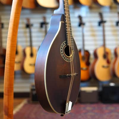 Eastman MD304 A-Style Oval Hole Mandolin Classic Finish w/Padded Gig Bag image 2