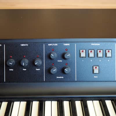 Digital Keyboards Synergy Vintage Polyphonic Synthesizer Crumar Near Mint image 4