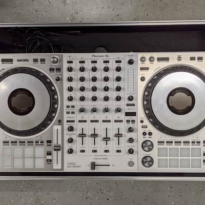 Pioneer DDJ-1000 SRT-W (Limited Edition White)  plus an Odyssey flight case image 3