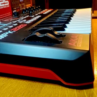 Akai MPK225 2014 - Present - Black image 4