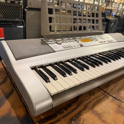 Yamaha YPT-300 61-Key Keyboard w/ Power Supply