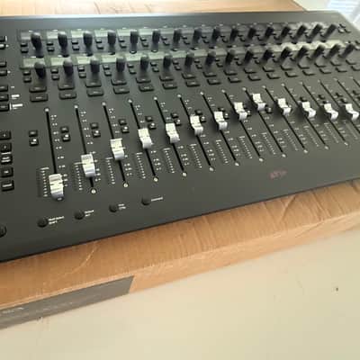 Avid S3 Control Surface and Dock S3 2020 - black image 6