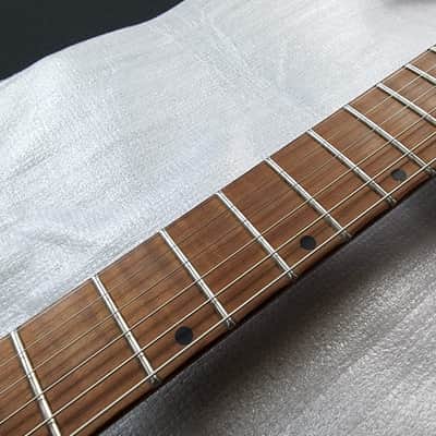 Harley Benton Dullahan-FT 24 Roasted SP Shell Pink Headless Roasted Flame Maple Stainless Frets image 15