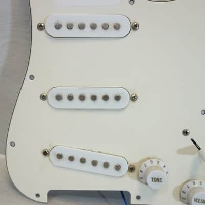 Uknown S-Type Loaded Pickguard w/ Single Coil Pickups – Fully Wired Strat Assembly - White image 2
