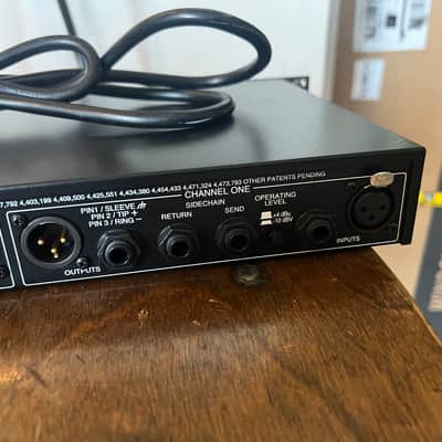 dbx 1066 Dual-Channel Compressor / Limiter / Gate with IEC power cable and rack mount bolts/washers image 8