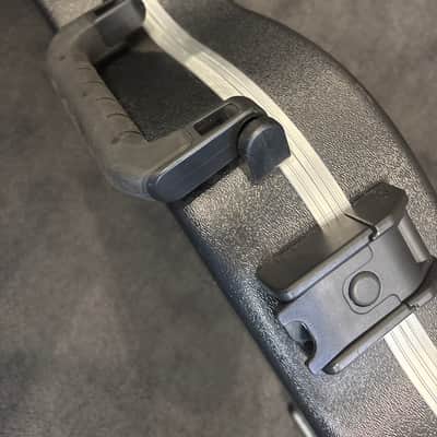 SKB 1SKB-FS-6 Deluxe Strat / Tele Guitar Hard Case with TSA Latches - Black image 3