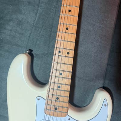 Fender "Squier Series" Standard Stratocaster with Maple Fretboard 1992 - 1996 - Arctic White image 4