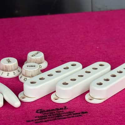General Vintage Tone Full Ass. Pre cbs  covers / Knobs / tips fits Stratocaster®️ 50’s  round edges - White aged image 7
