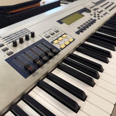 Yamaha MO8 image 5