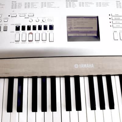 Yamaha DGX 620 2006 - Wood Look Trim image 1