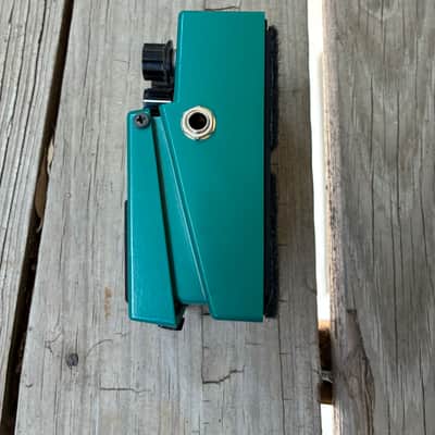 Boss TR-2 Tremolo (Silver Label) 1997 - Present - Green electric guitar tremolo pedal image 3