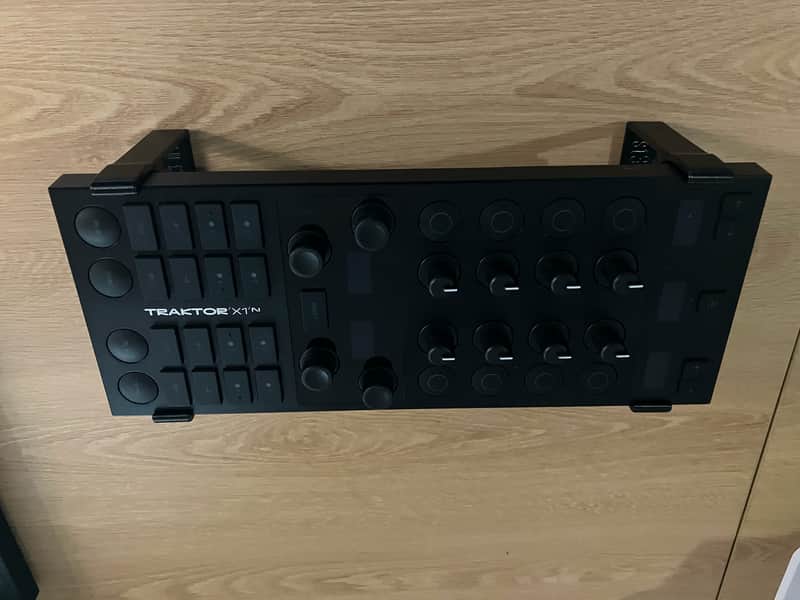 Native Instruments Traktor X1 MK3 DJ Controller + Stand image 1