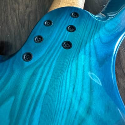Maruszczyk Frog Omega 5A Fretless 2023 - Transparent 2 Tone Turquoise Blue image 8