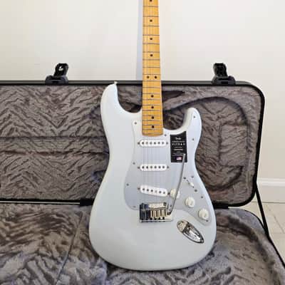 Fender American Ultra II Stratocaster with Maple Fretboard 2024 - Present - Avalanche image 2