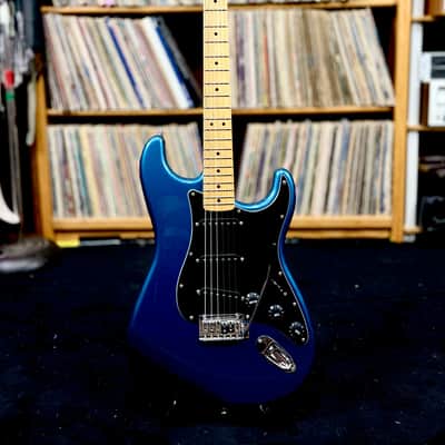 Immagine Squier Stratocaster 2024 - Rare Lake Placid Blue - W/G/B - 3