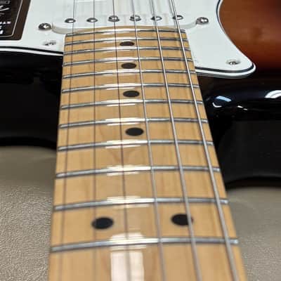 Fender Player Stratocaster with Maple Fretboard 2022 - 3-Color Sunburst image 10