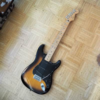 Fender Road Worn Player Stratocaster 2011 - 2012 - 2-Tone Sunburst image 3