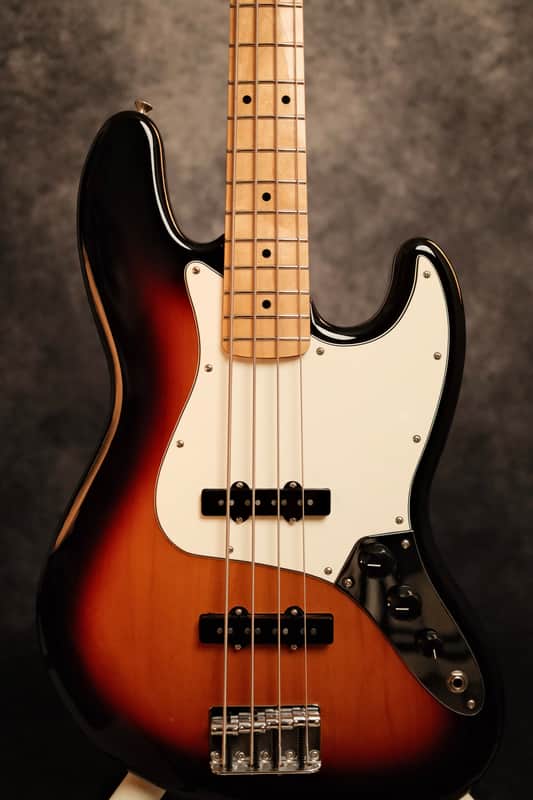 Fender Player Jazz Bass with Maple Fretboard 2018 - 2024 - 3-Color Sunburst