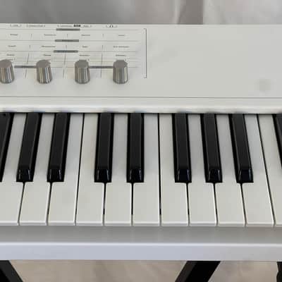 Waldorf Blofeld Keyboard 49-Key Synthesizer 2009 - Present - White image 4