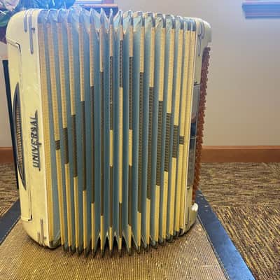 Universal Accordion in Pearl White image 4