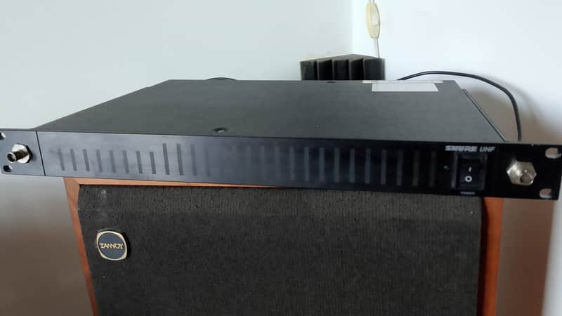 Shure UA845-UA UHF Antenna Distribution System 782-810 MHz CG012M1 image 1