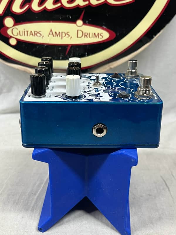 EarthQuaker Devices Avalanche Run v1 Delay & Reverb Pedal with Box