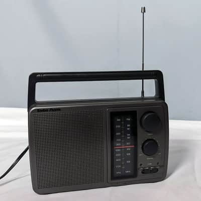 Radio Shack 12-726 Portable AM/FM Radio, AC/DC, Works and Sounds Great image 12