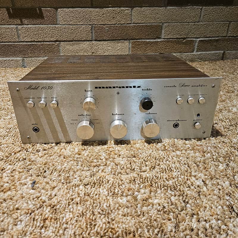 Marantz Model 1060 30-Watt Stereo Solid-State Integrated Amplifier 1971 - 1976 - Silver with Wood Case
