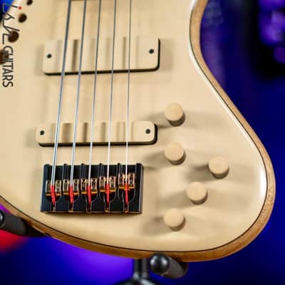 Benavente SCB (Single Cutaway Bass) - Hollow body Natural 5-String Fretless image 4