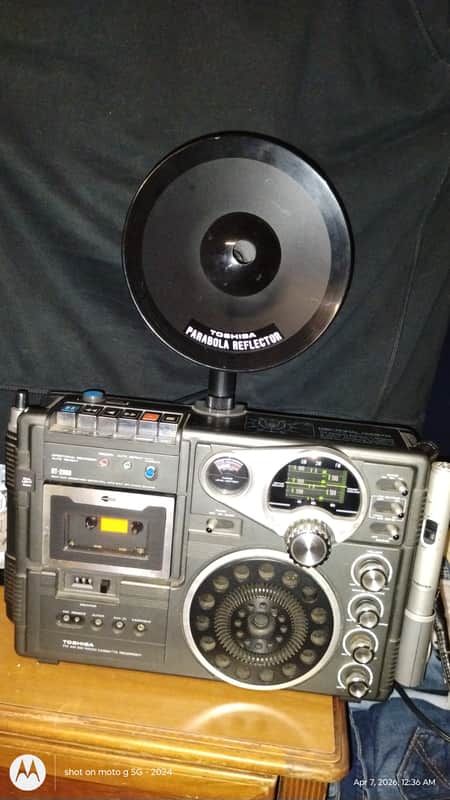 Toshiba  Rt-2800 tape cassette recorder 3 band radio with parabolic dish and original microphone late 70s early 80s image 1